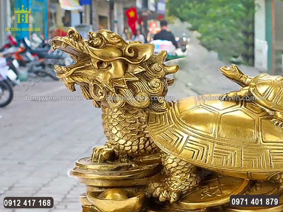 Từng họa tiết hoa văn tr&ecirc;n vật phẩm được chạm khắc sắc n&eacute;t